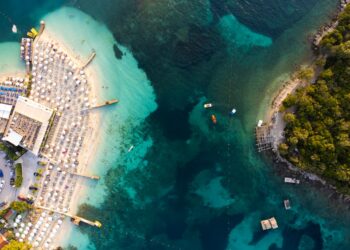 Si po depërtojnë paratë e krimit pas bumit turistik në bregdetin shqiptar