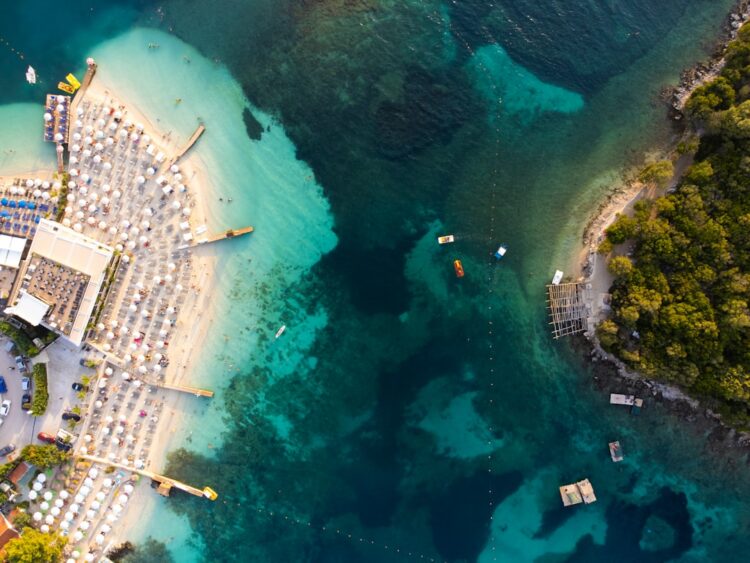 Si po depërtojnë paratë e krimit pas bumit turistik në bregdetin shqiptar