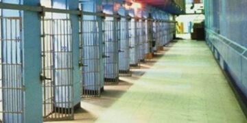 “Po më prish gjumin…”/ Përplasje në burgun 302, Viktor Ymeri qëllon me pëllëmbë një të burgosur nga Kosova