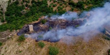 Bie zjarr në fshatin Çorrush të Mallakastës, digjet mbi 1 hektarë tokë