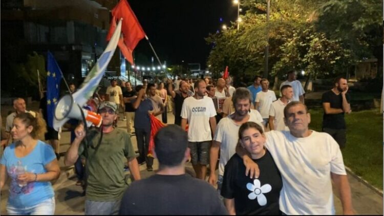 Dita e 28-të e protestës në Divjakë/ Banorët kundërshtojnë shkrirjen me Lushnjen: Dëgjesat, farsë!