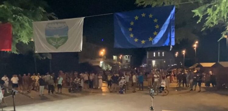 Divjaka 17 ditë në protestë kundër bashkimit me Lushnjen/ Qytetarët: Historia dhe tradita kundërshtojnë reformën