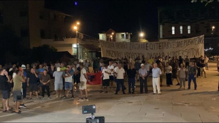 Protesta e 27-të në Divjakë/ Qytetari: Mazniku dhe Balluku të japin llogari për shkrirjen e bashkisë