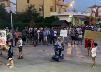Kundërshtojnë shkrirjen e bashkisë, banorët e Divjakës për të pestën ditë në protestë