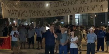 Divjaka proteston kundër bashkimit me Lushnjen, bulevardit i fikin dritat!