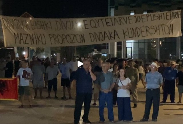 Divjaka proteston kundër bashkimit me Lushnjen, bulevardit i fikin dritat!