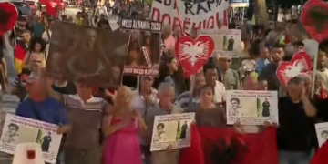 Protesta e 72-të në Tiranë, qytetarët marshojnë drejt Kryeministrisë: Rama jepe dorëheqjen!