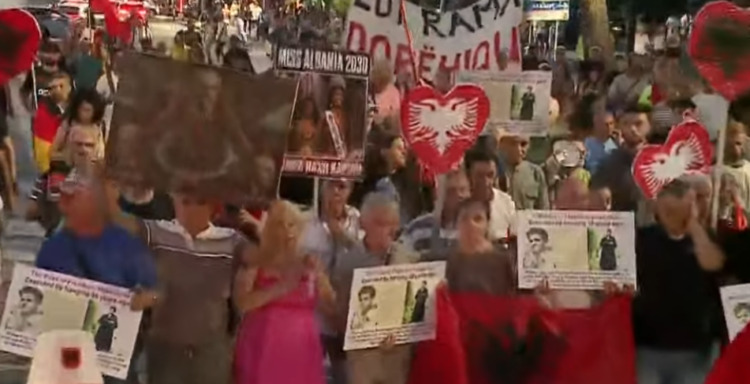 Protesta e 72-të në Tiranë, qytetarët marshojnë drejt Kryeministrisë: Rama jepe dorëheqjen!