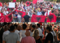 Qytetarët nisen drejt Kryeministrisë: Shikoni, dëgjoni, bulevardi plot, protestën e shqiptarëve nuk e ndalni dot!