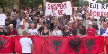 Protesta e 71-të/ Nis marshimi drejt Kryeministrisë: Rama, jepe dorëheqjen!