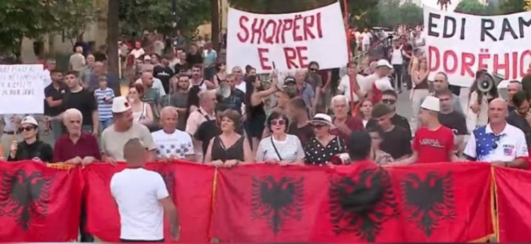 Protesta e 71-të/ Nis marshimi drejt Kryeministrisë: Rama, jepe dorëheqjen!