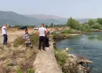 Tragjedi në lumin Drin! Gjendet trupi i pajetë i 7-vjeçares, rrjedha e ujit mori pesë familjarë