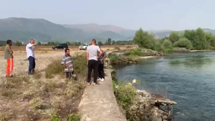 Tragjedi në lumin Drin! Gjendet trupi i pajetë i 7-vjeçares, rrjedha e ujit mori pesë familjarë