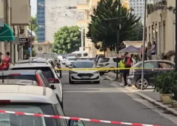 Alarm për bombë në një pallat në Durrës, policia rrethon vendngjarjen dhe evakuohen banorët