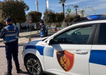 Tentoi të qëllonte me armë në një lokal në Elbasan, zbardhet detaji që u shmang tragjedia