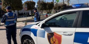 Tentoi të qëllonte me armë në një lokal në Elbasan, zbardhet detaji që u shmang tragjedia