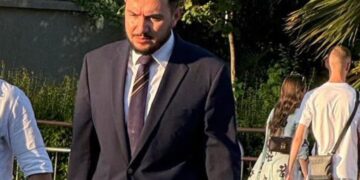 S’u ekzekutua himni shqiptar në aktivitetin e Pustecit, Salianji: Fyese dhe skandaloze, shteti s’negociohet dhe simbolet nuk nëpërkëmben