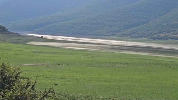 Bie niveli në Fierzë/ Rezerva hidrike tkurret, reshjet mungojnë dhe temperaturat e larta vijojnë