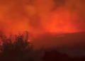 Situatë kritike në rrethinat e Tiranës, flakët i afrohen bazës së helikopterëve në Farkë dhe banesave