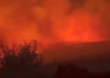 Situatë kritike në rrethinat e Tiranës, flakët i afrohen bazës së helikopterëve në Farkë dhe banesave