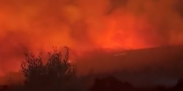 Situatë kritike në rrethinat e Tiranës, flakët i afrohen bazës së helikopterëve në Farkë dhe banesave