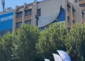 Deklaratat e Zelenskyt për Kosovën, Prishtina heq banderolën gjigande me mbishkrimin ‘Free Ukraine’