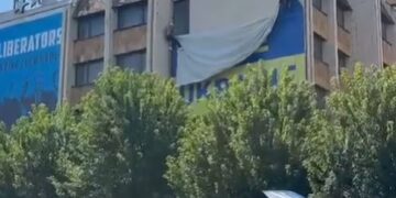 Deklaratat e Zelenskyt për Kosovën, Prishtina heq banderolën gjigande me mbishkrimin ‘Free Ukraine’