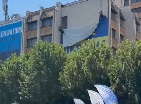 Deklaratat e Zelenskyt për Kosovën, Prishtina heq banderolën gjigande me mbishkrimin ‘Free Ukraine’