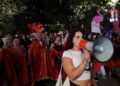 Mbyllen fjalimet para Kryeministrisë, nis marshimi në kryeqytet! Gratë dhe vajzat i prijnë revoltës