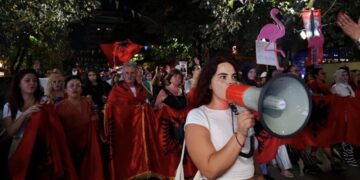 Mbyllen fjalimet para Kryeministrisë, nis marshimi në kryeqytet! Gratë dhe vajzat i prijnë revoltës