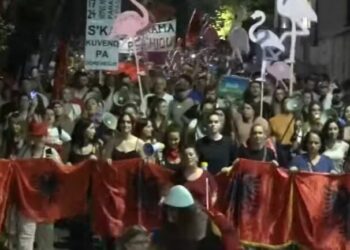 Protestuesit nisin marshimin në rrugët e Tiranës: Rama ciao, ciao, ciao