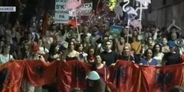 Protestuesit nisin marshimin në rrugët e Tiranës: Rama ciao, ciao, ciao