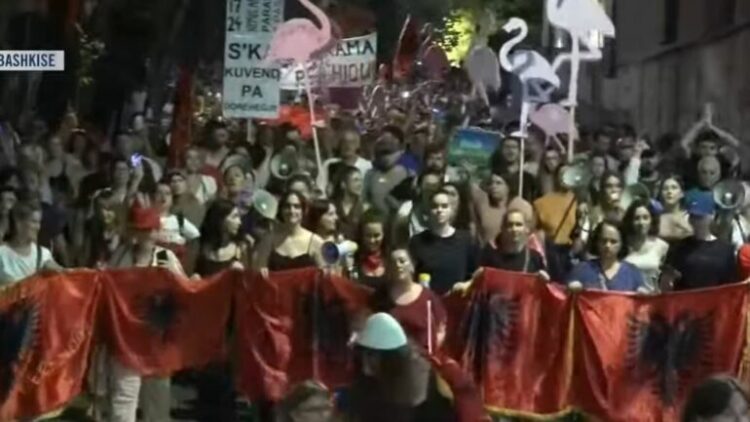 Protestuesit nisin marshimin në rrugët e Tiranës: Rama ciao, ciao, ciao