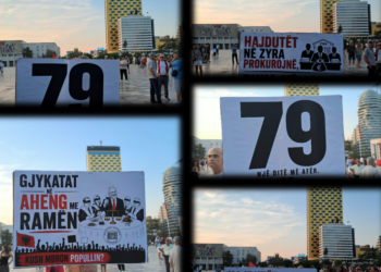 “Hajdutët në zyra, rinia në emigrim”, pankartat ‘thumbuese’ të protestuesve