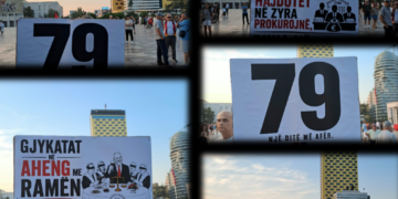 “Hajdutët në zyra, rinia në emigrim”, pankartat ‘thumbuese’ të protestuesve