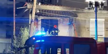 Flakët përfshijnë banesën dy katëshe në Fier, dëme të mëdha materiale