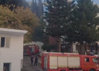 Zjarr në Vlorë, flakët rrezikojnë hotelin “New York”,