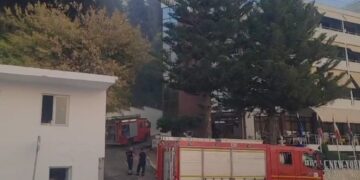Zjarr në Vlorë, flakët rrezikojnë hotelin “New York”,