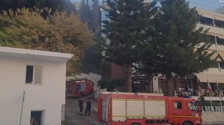 Zjarr në Vlorë, flakët rrezikojnë hotelin “New York”,