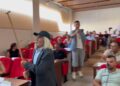 Tension në mbledhjen e Këshillit Bashkiak të Maliqit, socialistët braktisin sallën! I moshuari ‘kërcënon’ t’i godasë me shkop