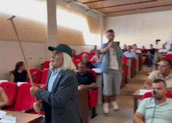 Tension në mbledhjen e Këshillit Bashkiak të Maliqit, socialistët braktisin sallën! I moshuari ‘kërcënon’ t’i godasë me shkop