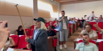 Tension në mbledhjen e Këshillit Bashkiak të Maliqit, socialistët braktisin sallën! I moshuari ‘kërcënon’ t’i godasë me shkop