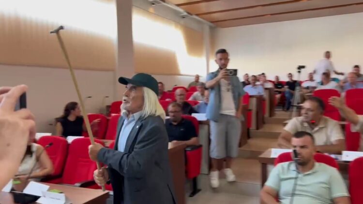 Tension në mbledhjen e Këshillit Bashkiak të Maliqit, socialistët braktisin sallën! I moshuari ‘kërcënon’ t’i godasë me shkop