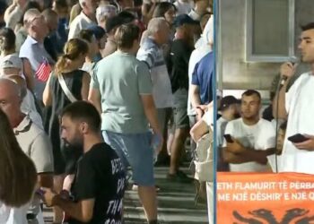 “Sistem arsimor aspak i drejtë dhe me shumë probleme”, i riu në protestë: Nepotizëm dhe mashtrim, të mos i lëmë shkollat në këtë gjendje!