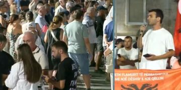 “Sistem arsimor aspak i drejtë dhe me shumë probleme”, i riu në protestë: Nepotizëm dhe mashtrim, të mos i lëmë shkollat në këtë gjendje!