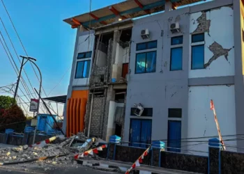 Shkon në 40 numri i viktimave në Indonezi/ Nga tërmeti i magnitudës 7.7 çahet betoni, njerëzit ishin në gjumë!