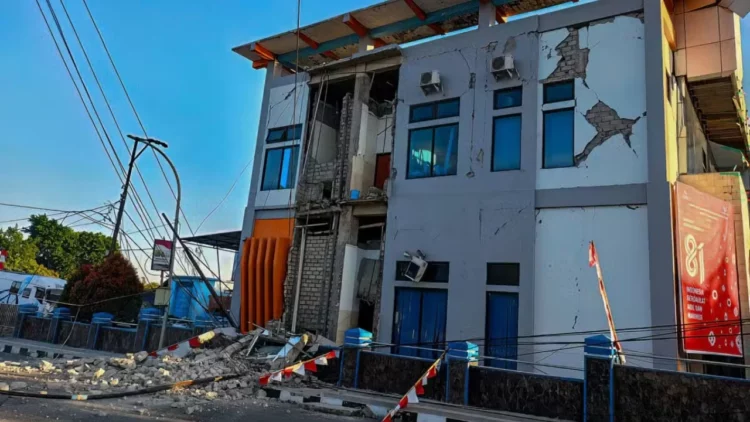 Shkon në 40 numri i viktimave në Indonezi/ Nga tërmeti i magnitudës 7.7 çahet betoni, njerëzit ishin në gjumë!