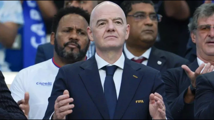 Infantinos i dalin të gjithë kundër, legjendat e futbollit bëhen bashkë për largimin e tij si president i FIFA-s: