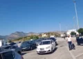 Pas pushimeve emigrantët nisin kthimin në Greqi, radhë të gjata në pikën kufitare të Kakavijës