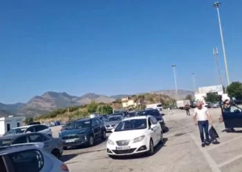Pas pushimeve emigrantët nisin kthimin në Greqi, radhë të gjata në pikën kufitare të Kakavijës